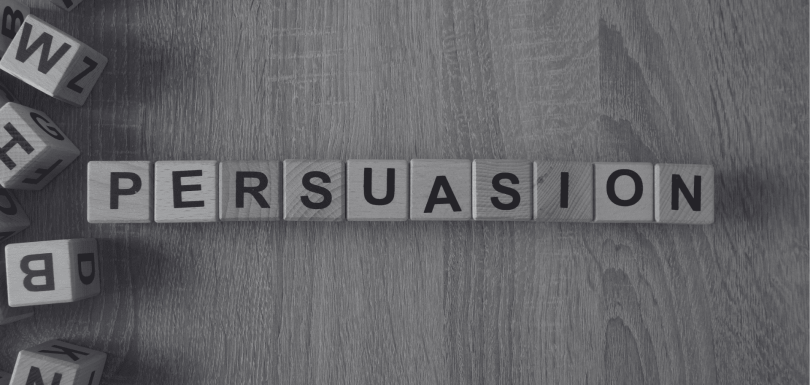 Letras de madera formando la palabra "persuasión" - Influencia empresarial