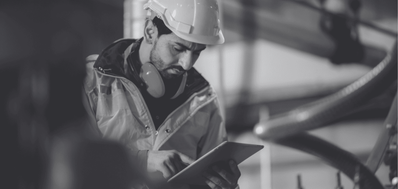 Persona trabajando en una fábrica para mejorar la servitización industrial