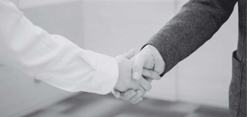 Dos personas dándose la mano representando las alianzas internacionales