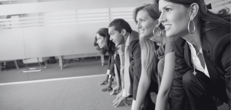 un grupo de cinco personas a punto de salir una carrera representando la cooperación empresarial