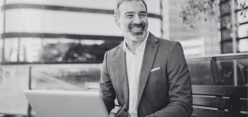 un hombre con traje sentado haciendo la transición de directivo a empresario