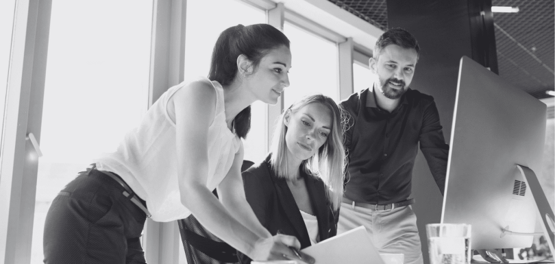 Tres personas trabajando por la gestión empresarial