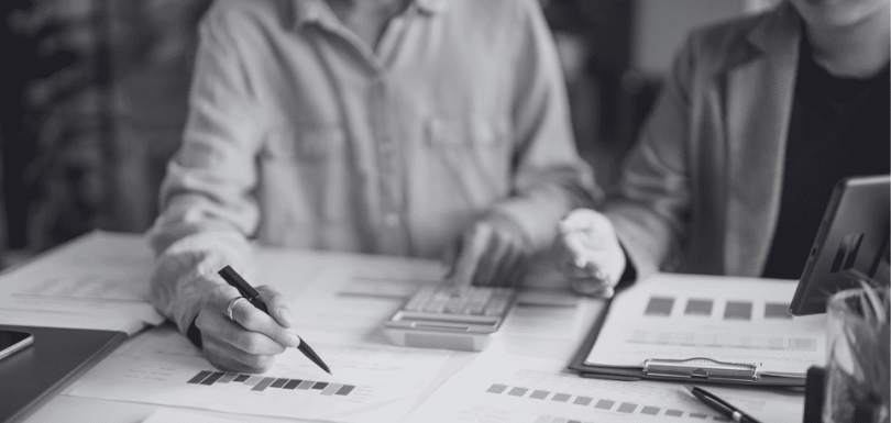 persona trabajando en una mesa con papeles gestionando los nuevos modelos de ingresos
